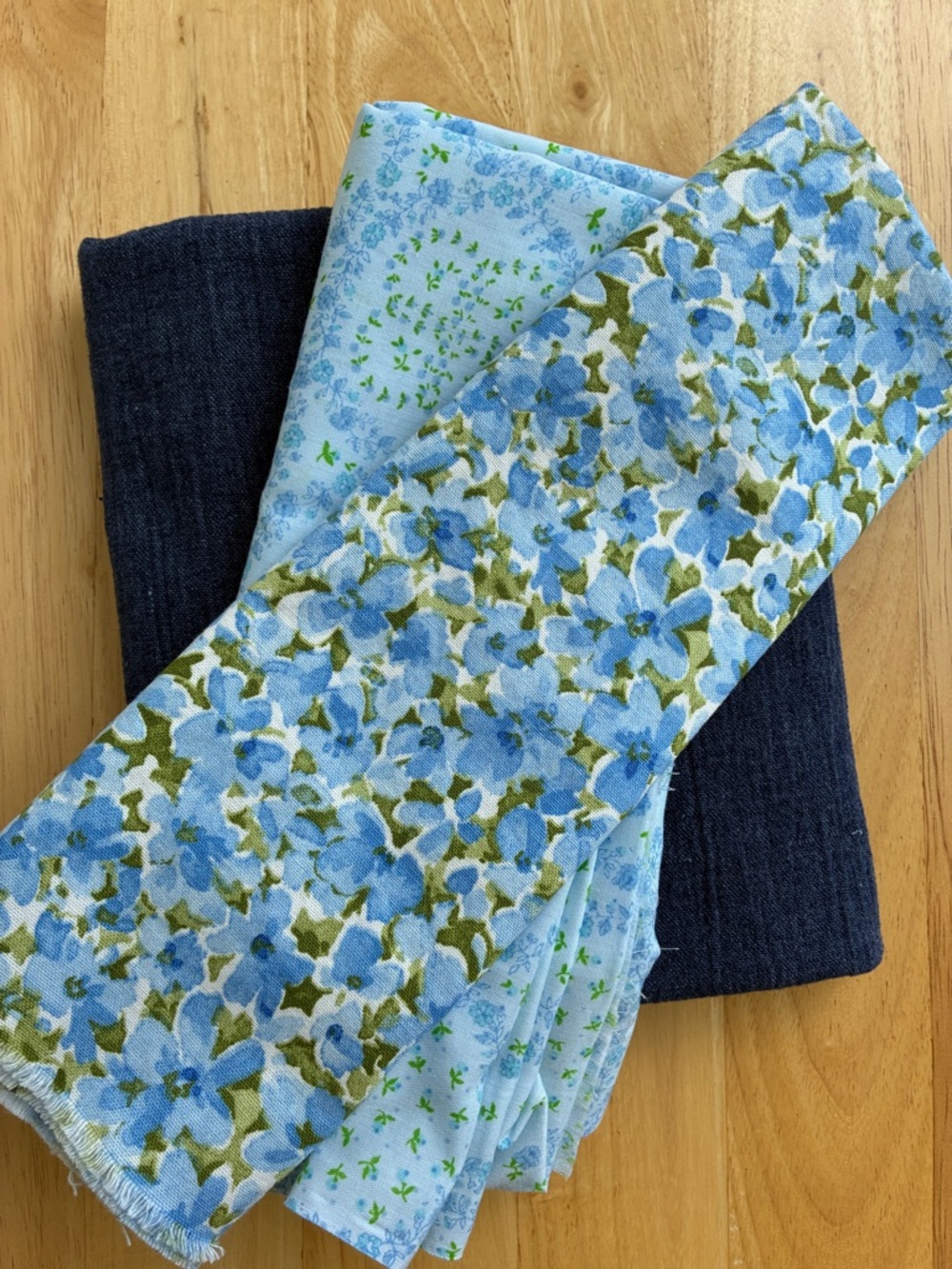 Small fabric bundle. Blues. Florals a pound